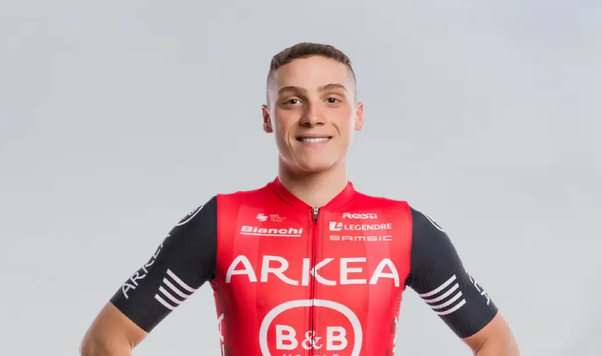 Boetes en tijdstraffen Giro d'Italia 2025 | Colaatje van toeschouwer komt Arkéa-renner zeer duur te staan