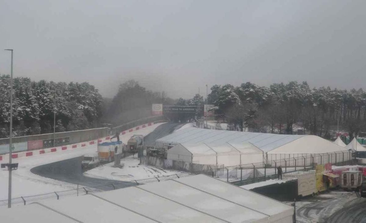 📸Will it be a snowplowing contest at the Belgian National Cyclo-cross Championship? Heusden-Zolder currently covered in snow