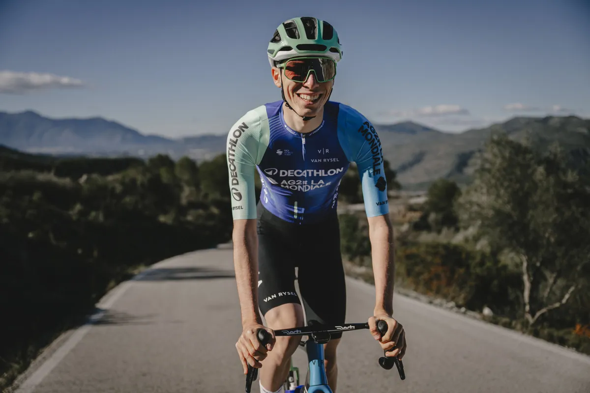 Decathlon AG2R-toptalent Bisiaux weet in spektakelstuk in Ronde van Burgos onder meer Ciccone en Del Toro te kloppen