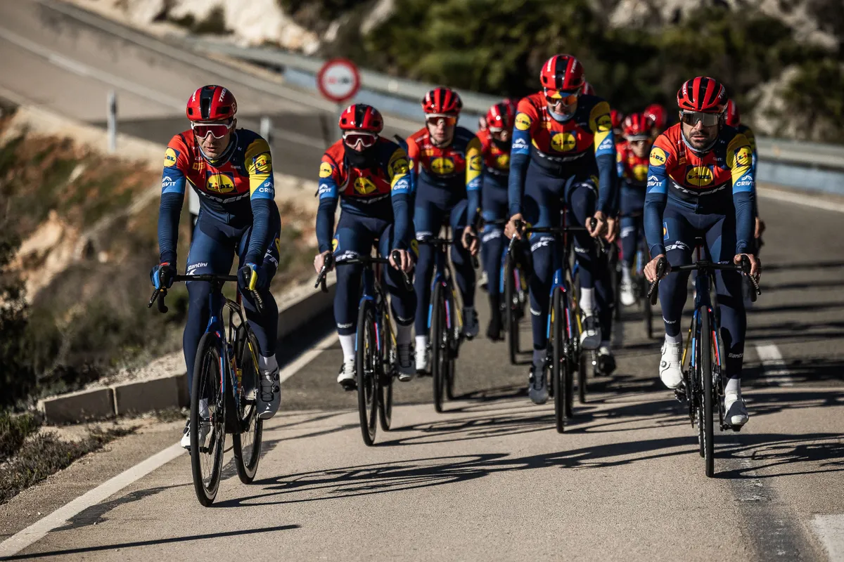 LIVE etappe 5 Vuelta a Espana 2025 | Lidl-Trek naar hot seat, nu wachten op andere klassementsploegen!