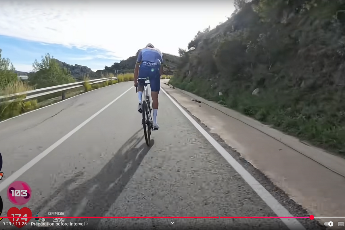 🎥 Hoe hard rijdt Van der Poel in de training? Deze YouTuber probeerde (zonder veel succes) zijn wiel te houden