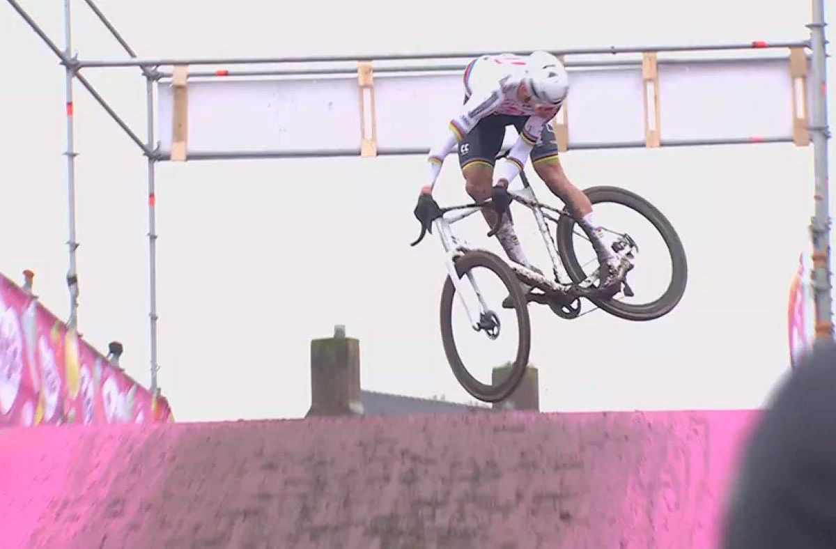 Van begin tot eind: Van der Poel vliegt en springt in Hoogerheide naar perfecte voorbereiding op WK