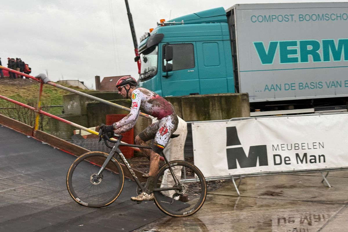 Klassementen veldrijden 2024/2025 | Vanthourenhout haalt eindklassement Wereldbeker binnen, Brand zet puntjes op de i