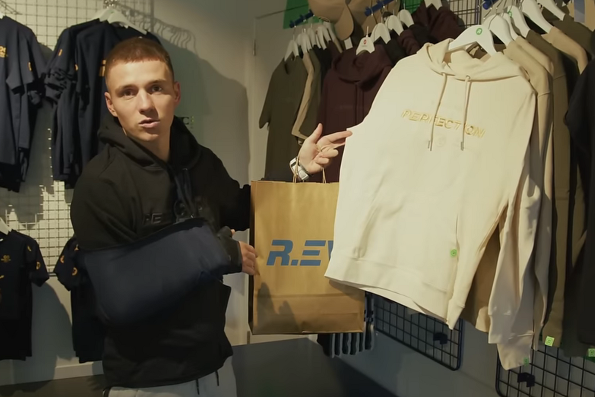 Ondertussen in het peloton | Evenepoel (gehuld in mitella) toont nieuwe R.EV-shop en heeft campagne-nieuws