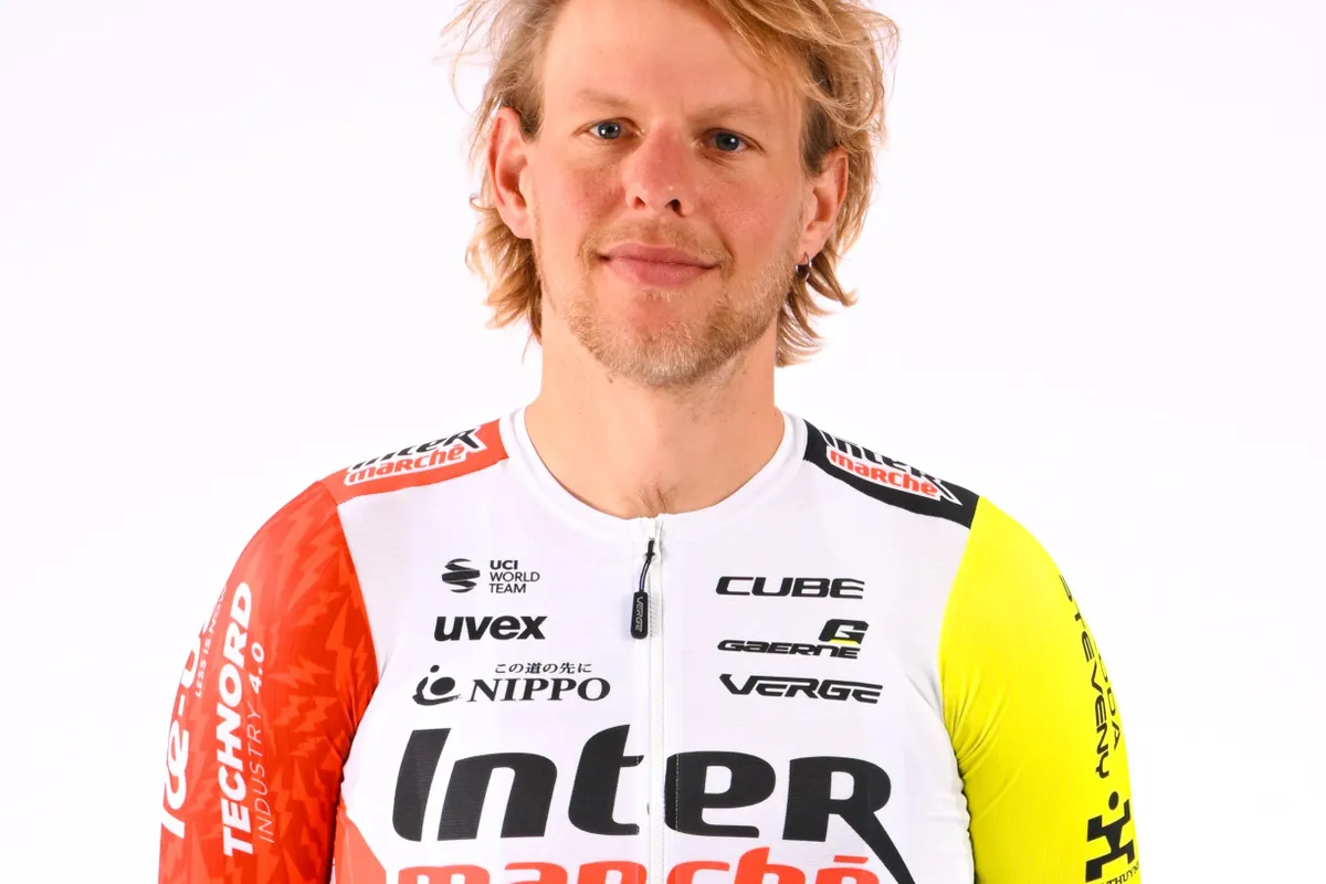 Live etappe 6 Giro d'Italia 2025 | Van der Hoorn krijgt weinig ruimte in regenachtige en langste Girorit