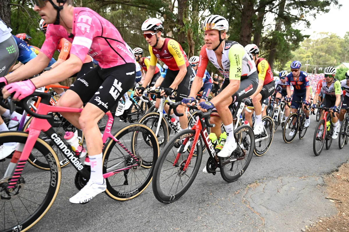 LIVE etappe 1 Giro d'Italia 2025 | Vroege vlucht met Taco van der Hoorn gevlogen!