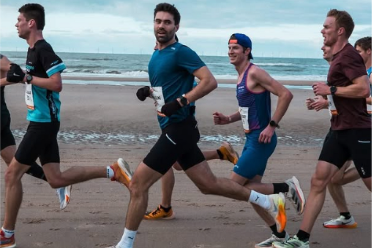 Dumoulin loopt toptijd halve marathon Egmond en wint combinatieklassement: 'Heb aanleg voor afzien'