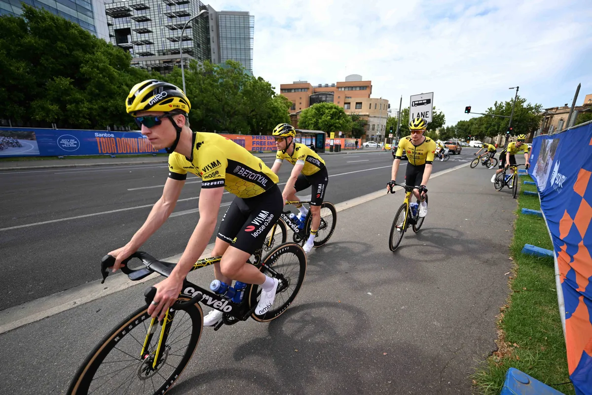 Jonge Italiaanse sfeermaker tekent 2-jarig contract bij hoofdmacht Visma | Lease a Bike