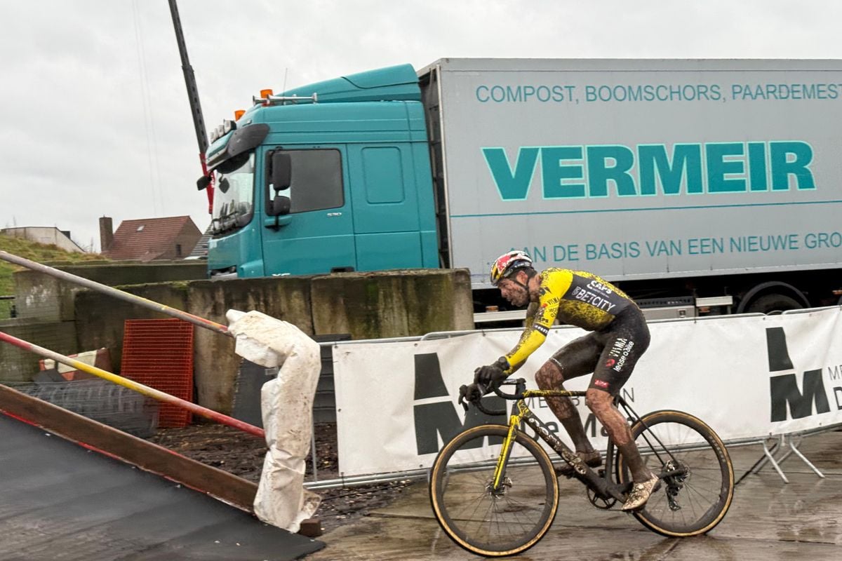 Alsof hij nooit geblesseerd is geweest! Van Aert dendert weer als vanouds naar geweldige zege in Dendermonde