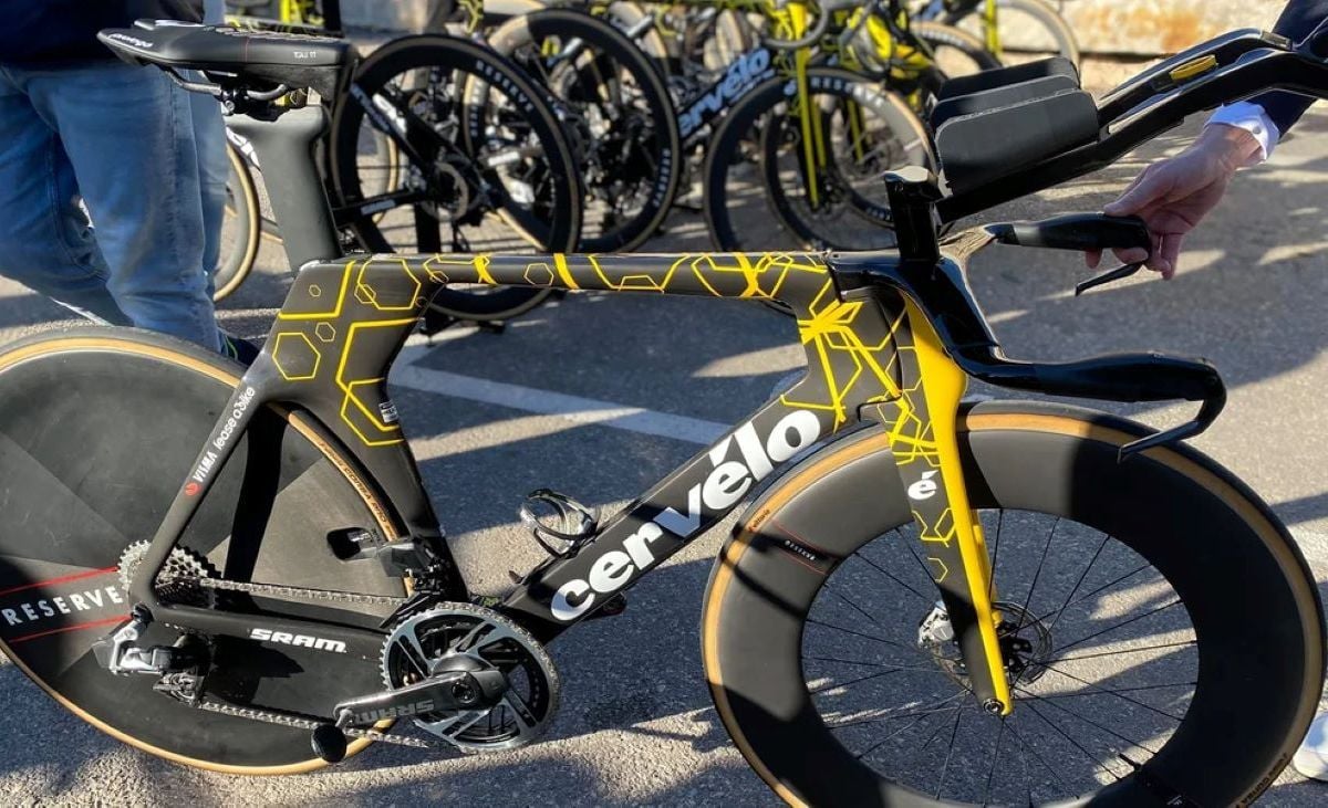 Ondertussen in het peloton | Nieuwe tijdritfiets voor Van Aert, met een 'half' zadel en 3D-geprint stuur