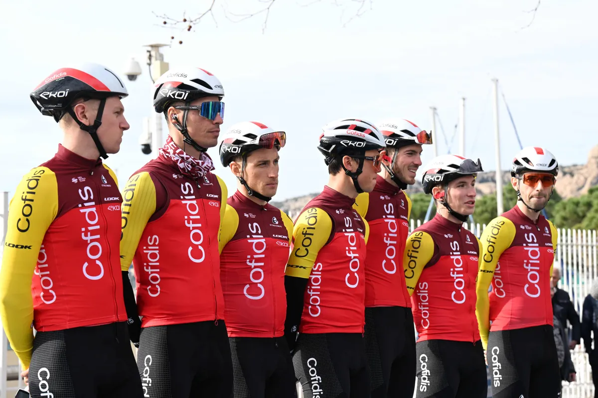 Deelnemers Critérium du Dauphiné 2025 | Eerste uitvaller feit: Toumire haalt finish niet na harde val