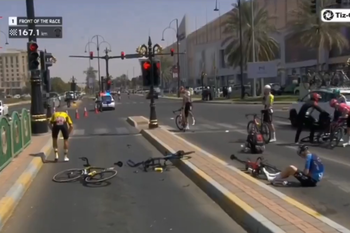 🎥 Renners crashen keihard op onbewaakte middenberm in UAE: breuken De Kleijn en Froome, Visma wacht af