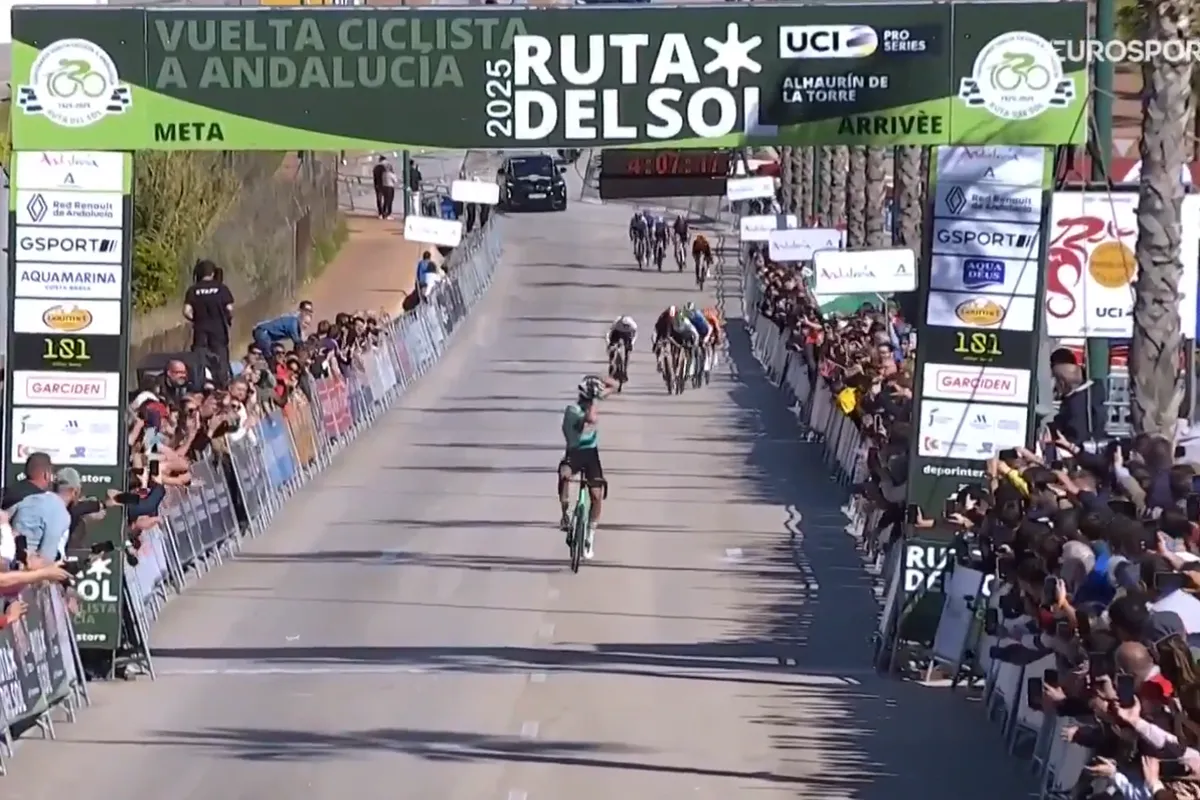 Vuelta-sensatie Equipo Kern Pharma pakt ook in 2025 door met zege vanuit de vlucht in Ruta del Sol