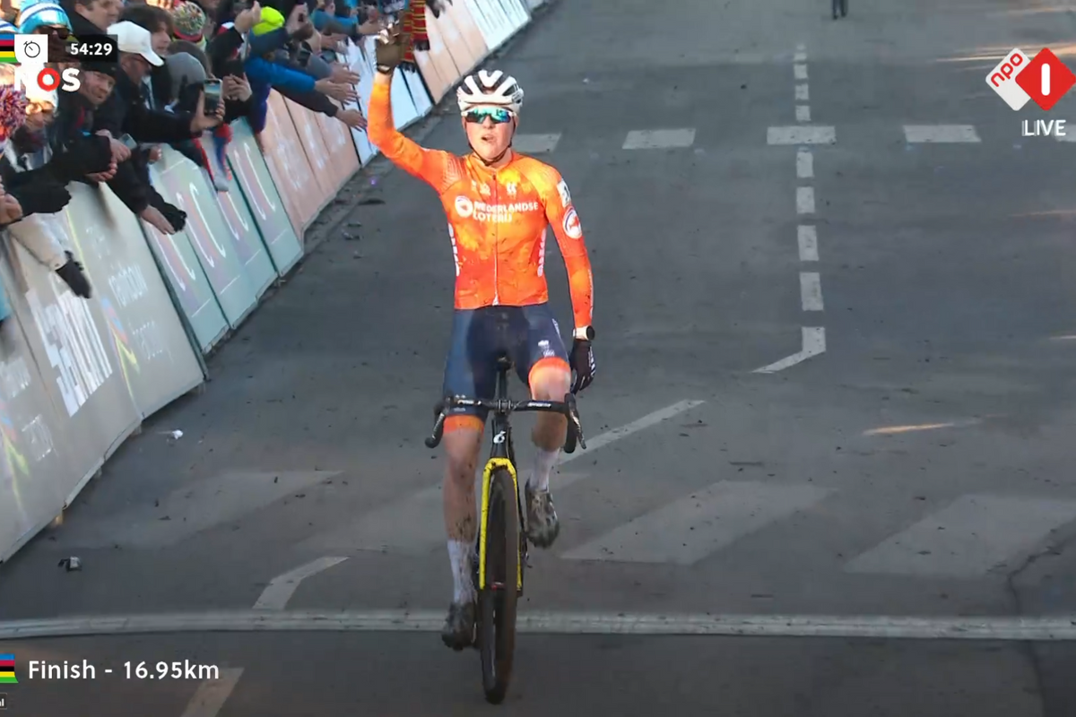 Thrilling all-Dutch battle decides Cyclo-cross Worlds in the final moments: Van Empel defeats Brand, claiming third world title