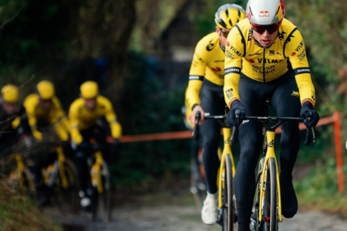 📸 Van Aert en Visma | Lease a Bike verkennen Omloop en Muur van Geraardsbergen met... Tijdrithelmen?