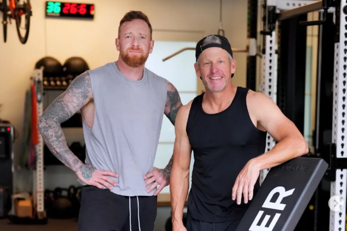 Armstrong en Wiggins zien 'smerige' eerste week als groot gevaar: 'Ze zullen hun leven riskeren om een rit te winnen'