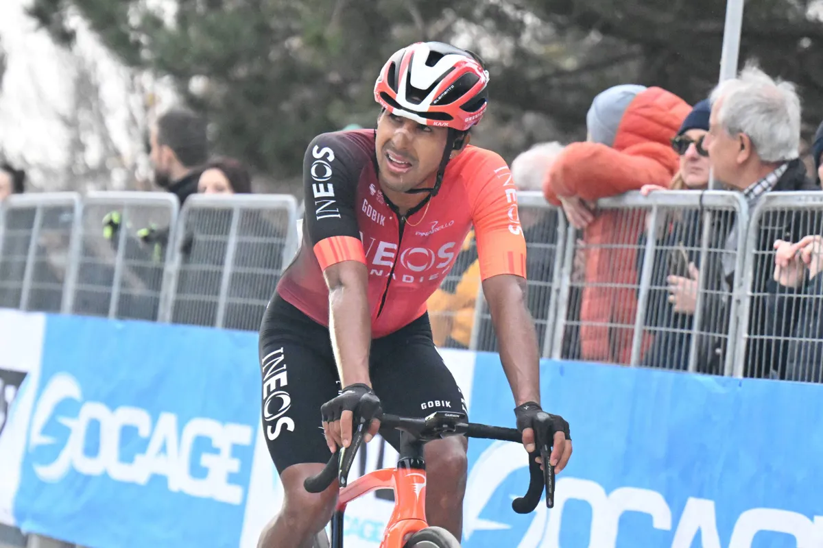 Deelnemers, rugnummers en uitvallers Giro d'Italia 2025 | INEOS moet verder zonder Bernals vertrouweling Rivera