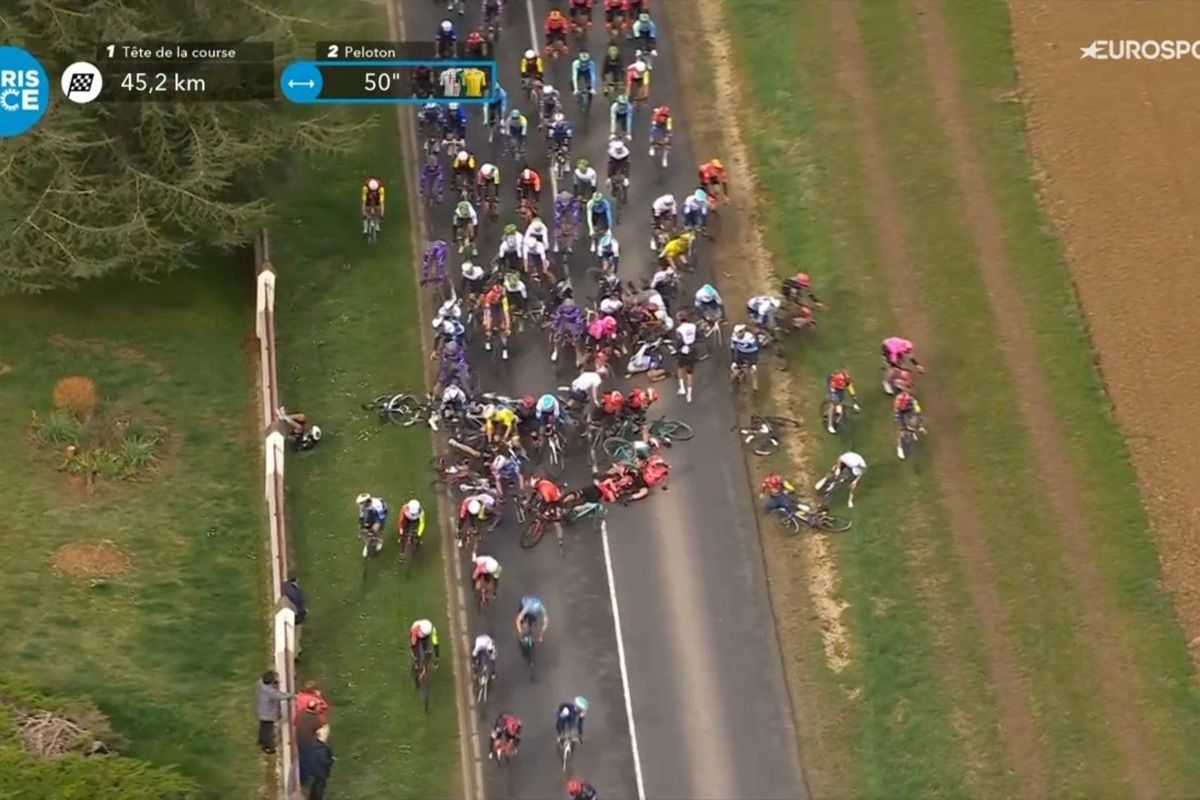 🎥 Grote crash in Parijs-Nice: gele en groene trui betrokken, Sénéchal in tranen op de grond (en even later weer raak)