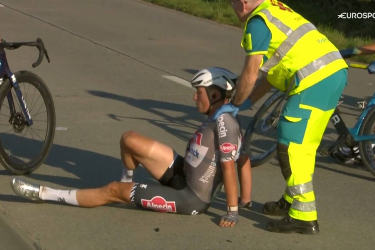 Philipsen na zware val in slotkilometer Nokere Koerse afgevoerd per ambulance, Eekhoff wint bij rentree na crash in AlUla