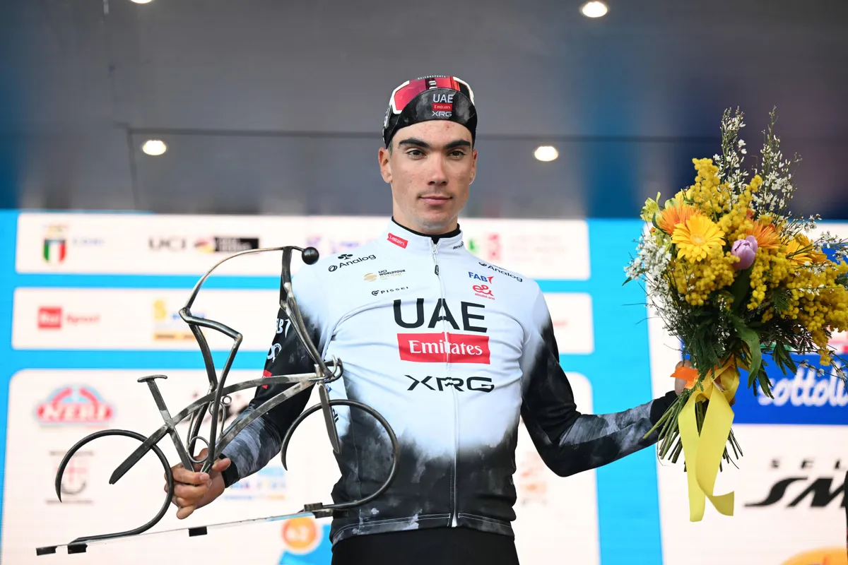 UAE ondersteunt 'speerpunten' Ayuso en Yates ijzersterk in Giro d'Italia: 'Denk dat we het sterkste team hebben'