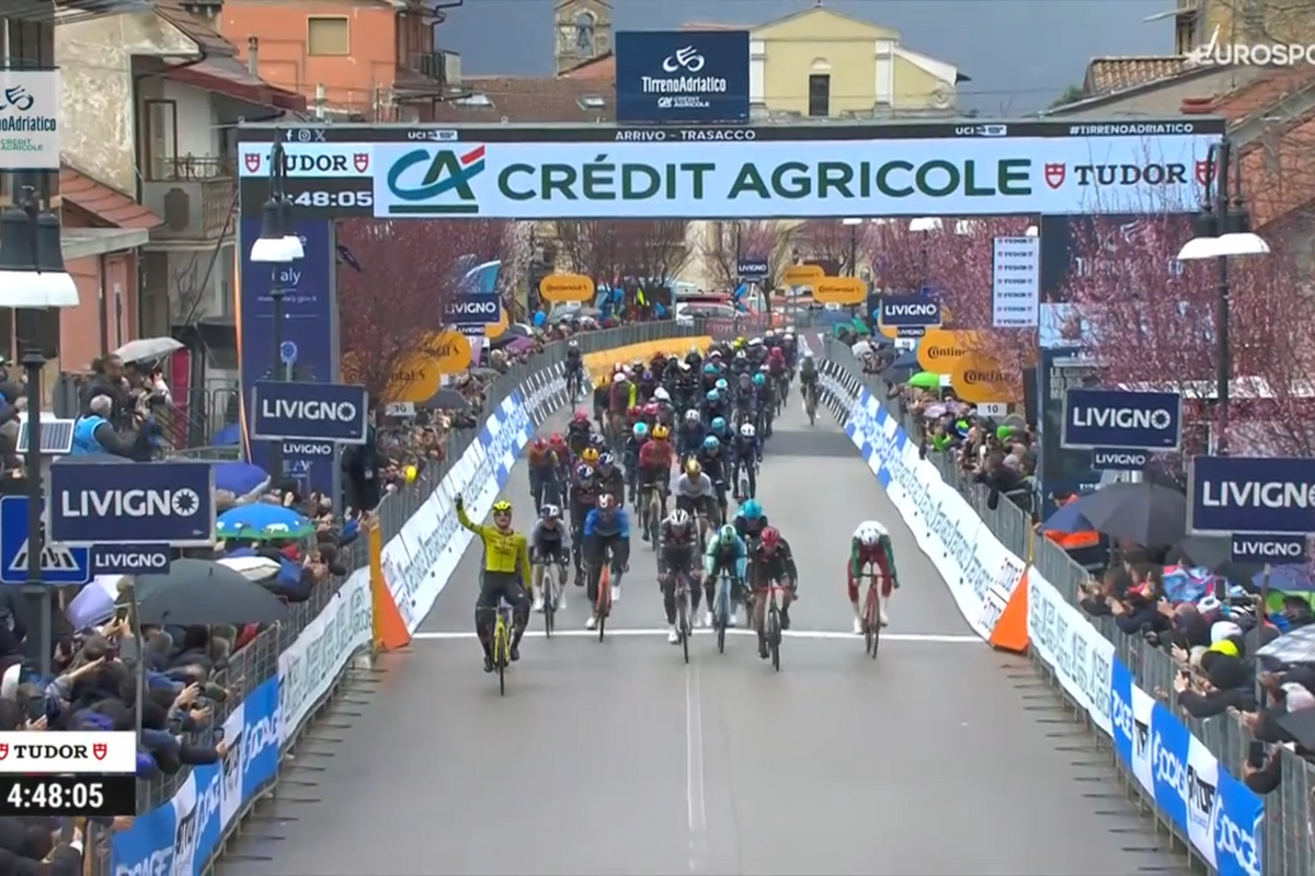 Na een ijskoude rit vol waaiergeweld is Kooij de sterkste in Tirreno: volledig Nederlands podium met Van der Poel en Pluimers