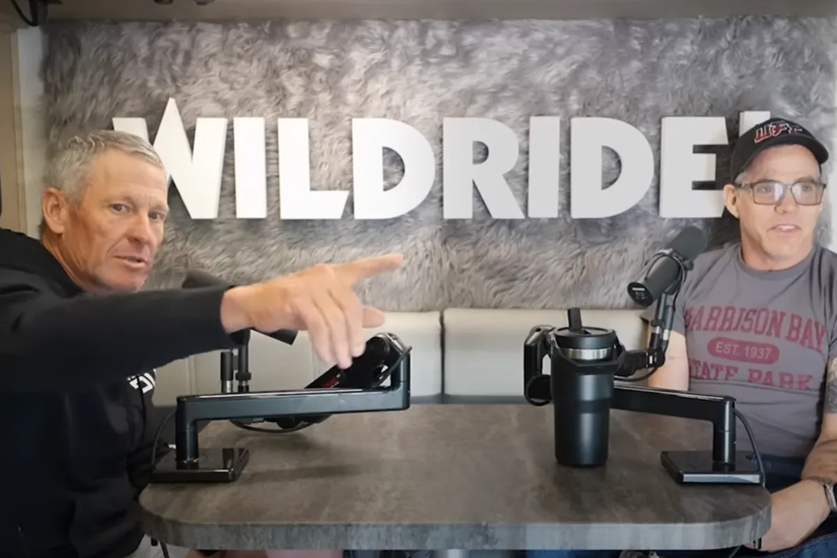 Hoe lang mag verbannen Lance Armstrong via zijn podcast hulp bieden aan Amerikaanse wielerproject Hincapie?