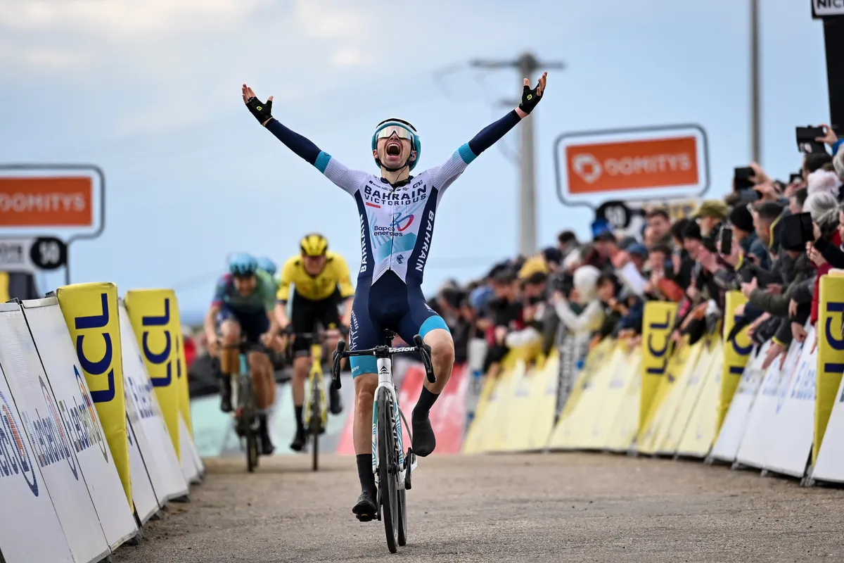 LIVE etappe 4 Ronde van Romandie | Loeizware slotklim gloort: wie zet de koers naar zijn hand?
