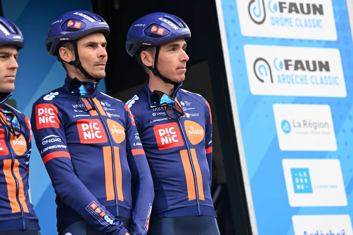 Deelnemers Critérium du Dauphiné 2025 | Picnic PostNL heeft met afzwaaiende Bardet eerste achttal op papier
