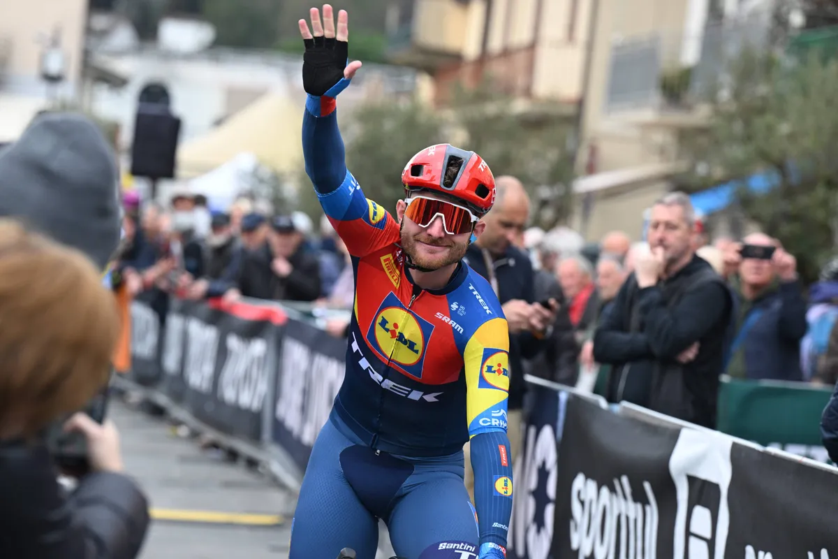 Ondertussen in het peloton | Milan ziet lead-out verlengen bij Lidl-Trek en De la Cruz gaat misschein wel laatste bij Q36.5 in