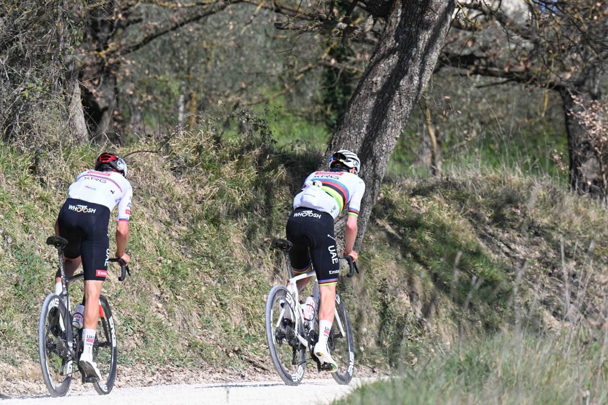 📸 En zijn ploeggenoten zagen dat het goed zat: Pogacar - net als outsiders - present op Strade-parcours