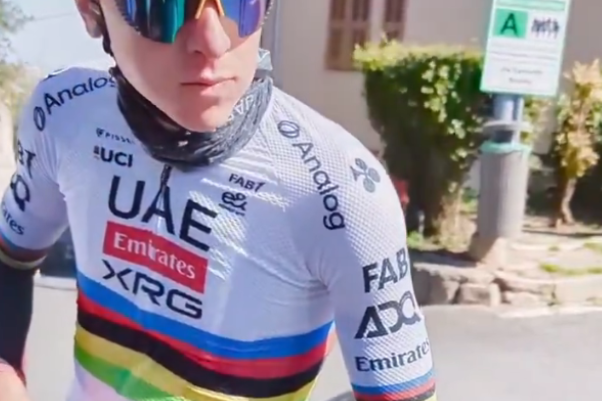 🎥 Na Strade-crash laat Pogacar tijdens verkenning Milaan-Sanremo aan fan weten dat hij weer helemaal terug is: 'Voel me weer goed'