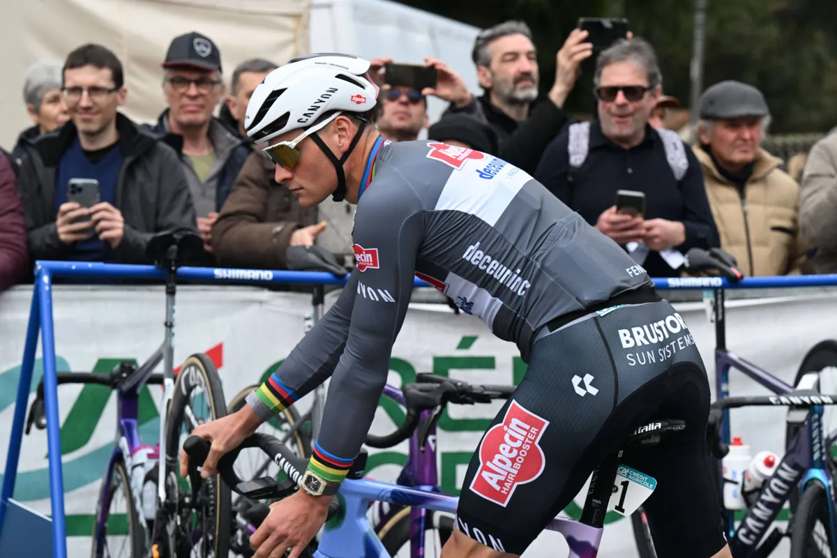 Alpecin-Deceuninck-manager Roodhooft over vorderingen Van der Poel: 'Ene dag gaat beter dan de andere'