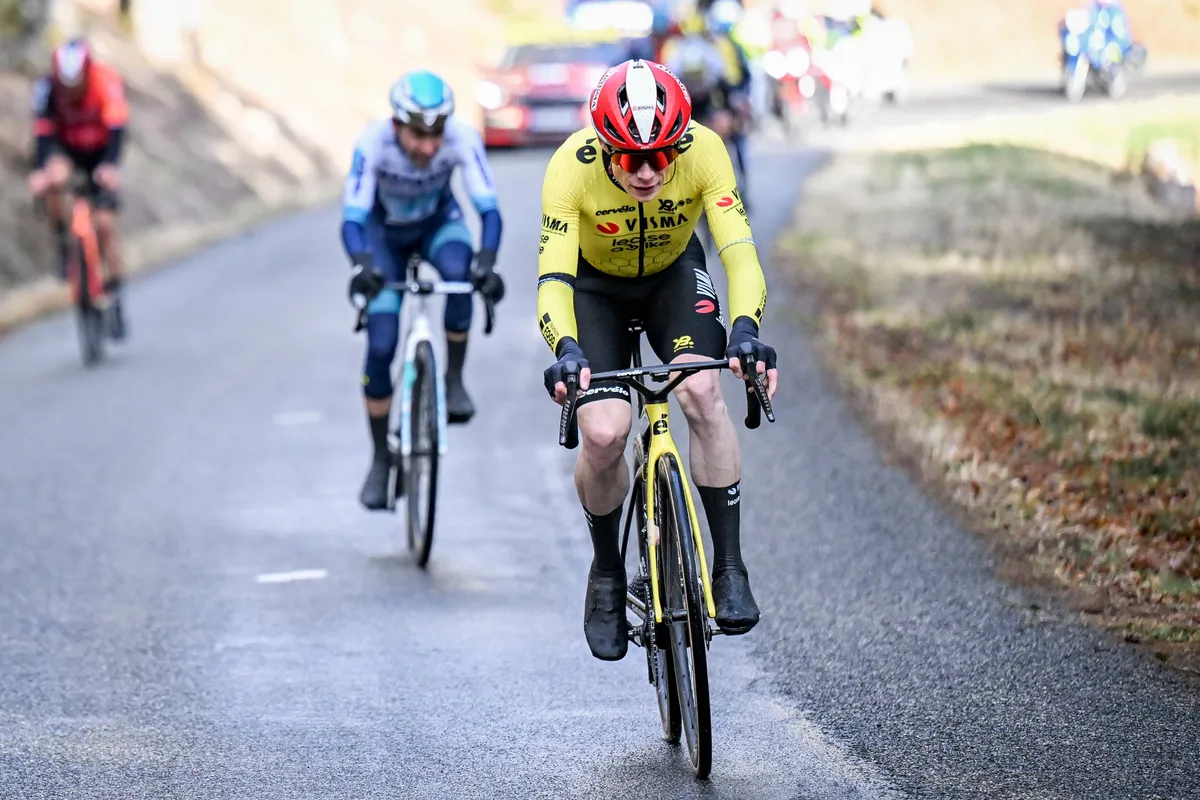 Veel kritiek, maar Visma gelooft in aanpak richting Tour: 'We zien dat veel trainen als voorbereiding voor Jonas goed werkt'