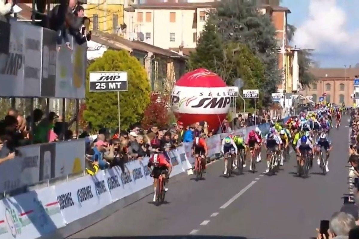 Hij is terug! Caleb Ewan sprint - dankzij geweldige lead-out - met overmacht naar zege in eerste etappe Coppi e Bartali