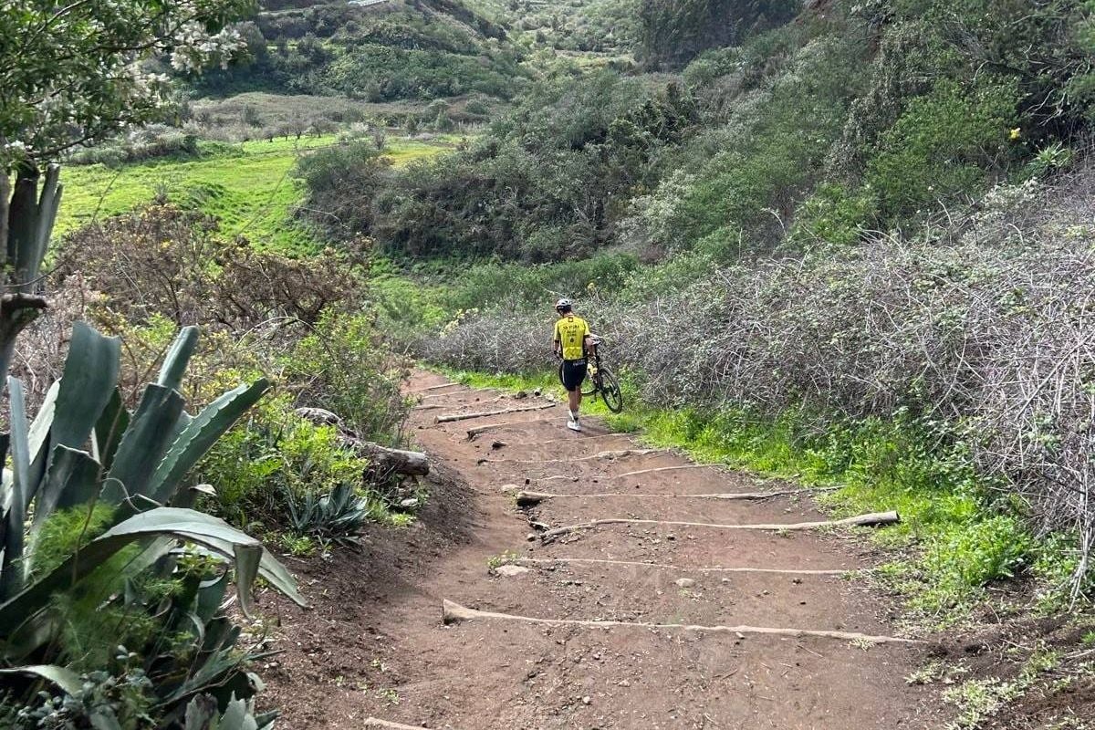 Terwijl zijn maatjes lijden onder horrorweer van Parijs-Nice en Tirreno, werkt Van Aert monstertraining op Tenerife af