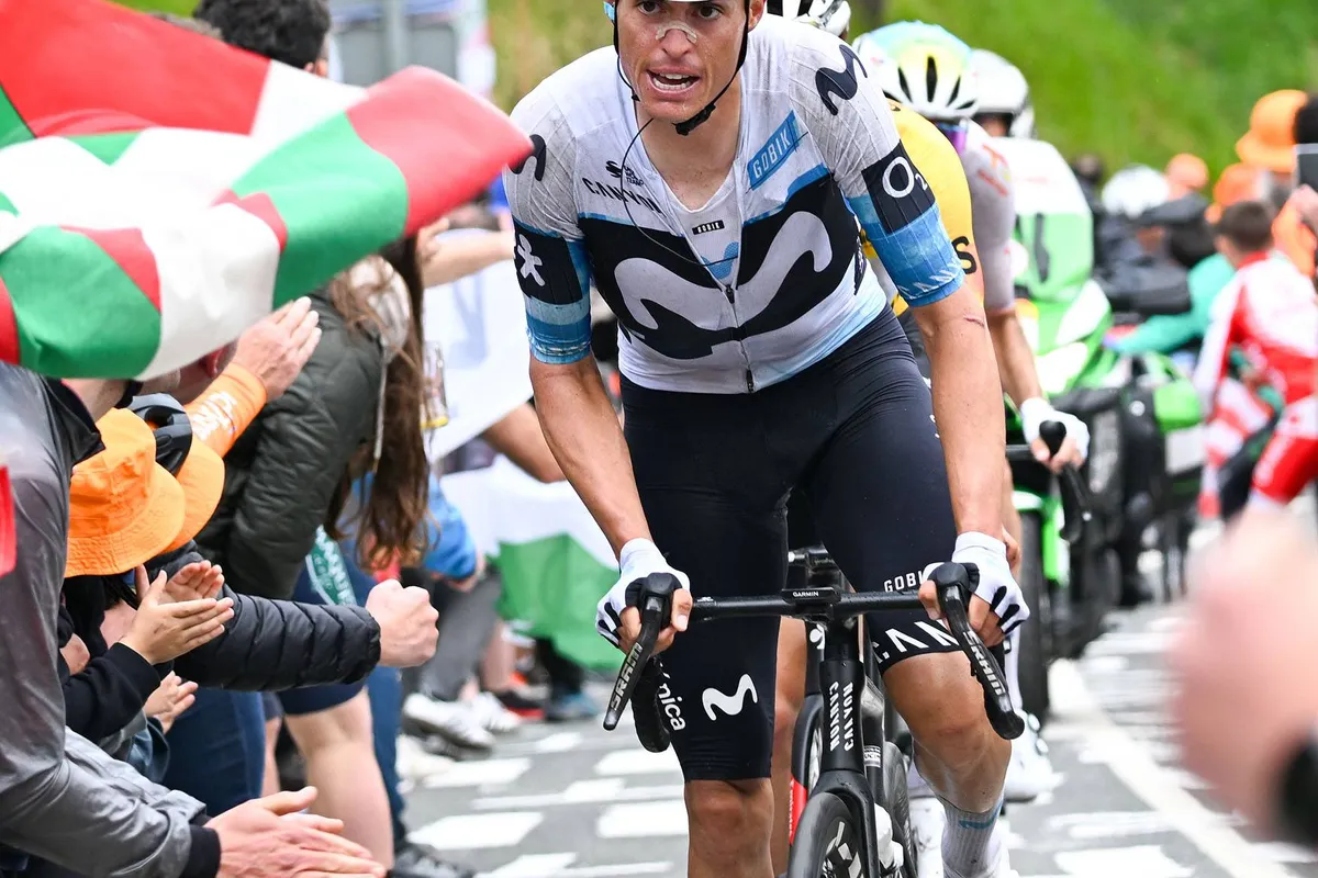 Spaanse krant beweert dat Visma blauwtje liep bij Enric Mas, maar ploegbaas Plugge reageert: '¿Que?'