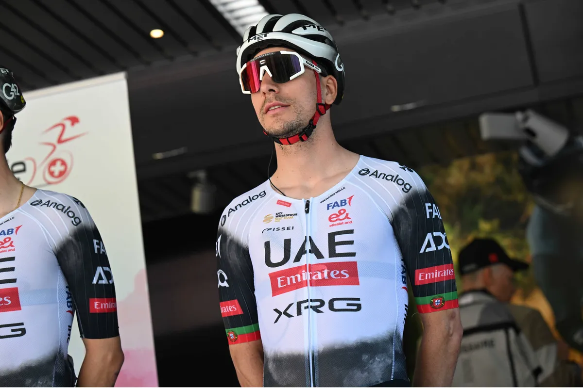 LIVE etappe 4 Ronde van Romandie | Drie koplopers, maar het is wachten op slopende slotklim