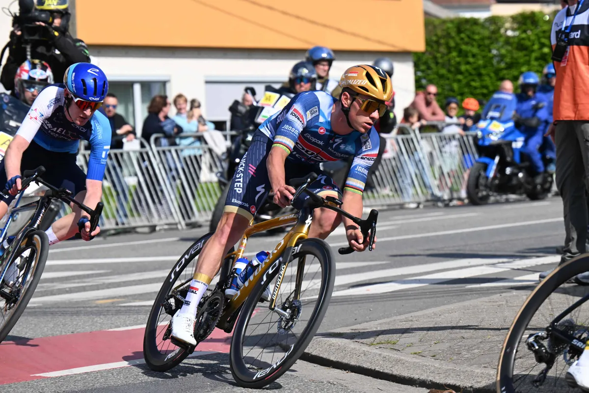 LIVE tweede etappe Ronde van Romandië 2025 | Evenepoel al vroeg in beweging, leider Brennan op achterstand