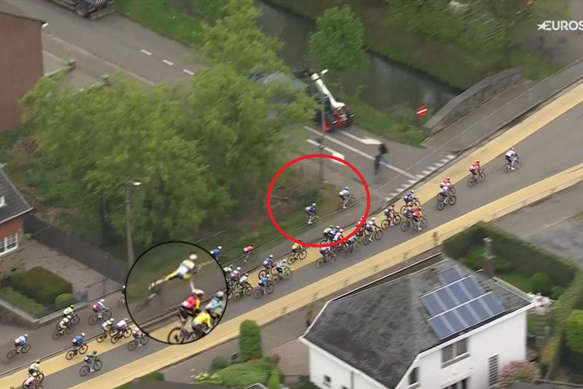 🎥 Renners missen bocht en komen aan verkeerde kant dranghekken, met zware valpartij tot gevolg