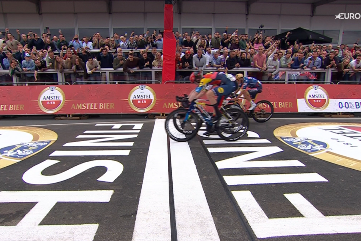 Sterveling Skjelmose weet supermensen Pogacar en Evenepoel te vloeren in zenuwslopend slot Amstel Gold Race