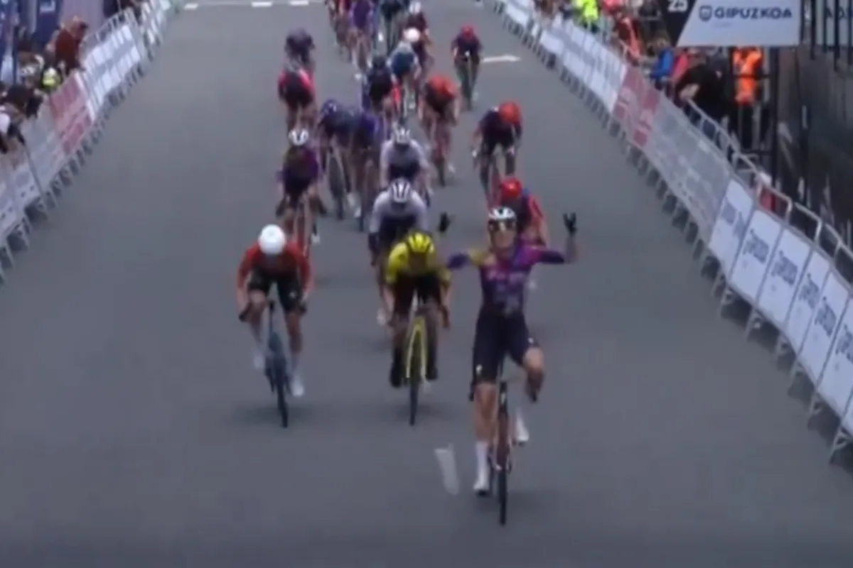 Alweer Nederlands succes in Spanje! Bredewold sprint naar de zege in eerste etappe Ronde van het Baskenland