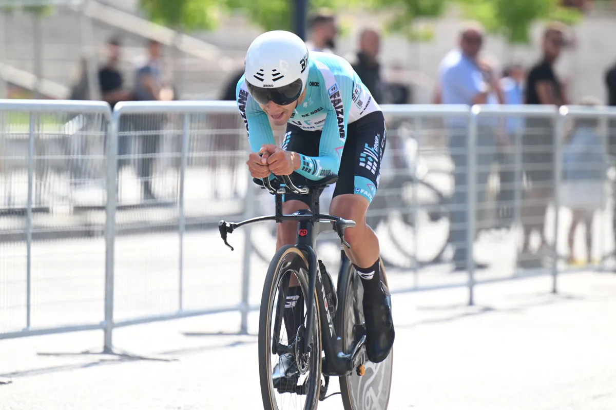 Deelnemers en uitvallers Giro d'Italia 2025 | Alessandro Pinarello gaat niet meer van start door breukje in hand