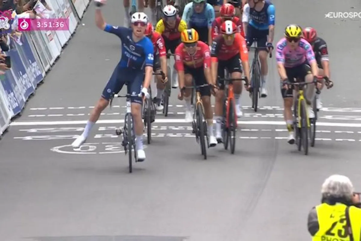 Hij doet het weer! Lewis Askey sprint naar tweede profzege in tweede etappe Vierdaagse van Duinkerke