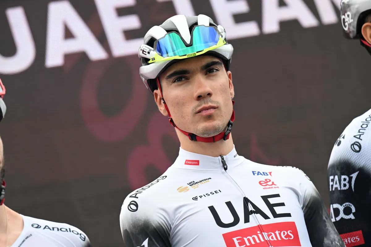 Ayuso waakt voor Roglic bij eerste aankomst bergop, maar ziet nog een grote rivaal: '1 van de beste renners van het peloton'