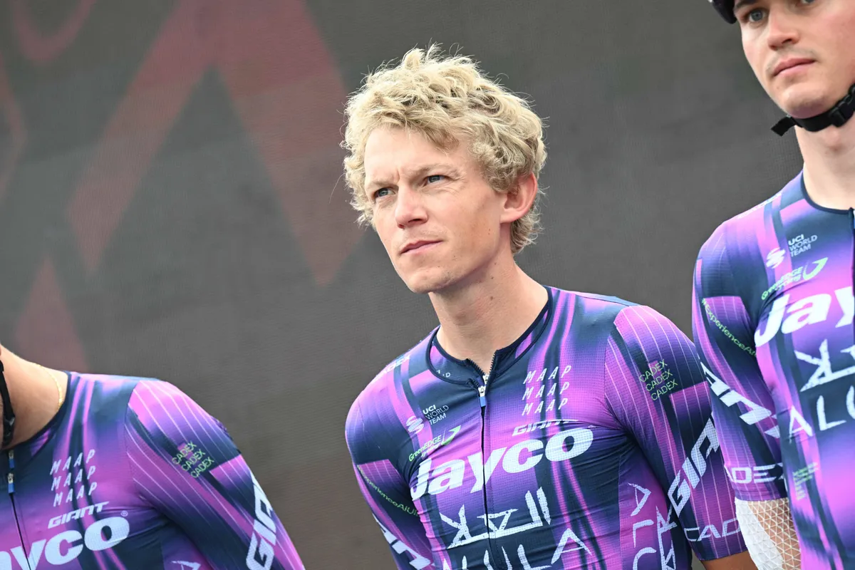 LIVE etappe 8 Giro d'Italia 2025 | Na ziedende opening grote kopgroep met drie Nederlanders!