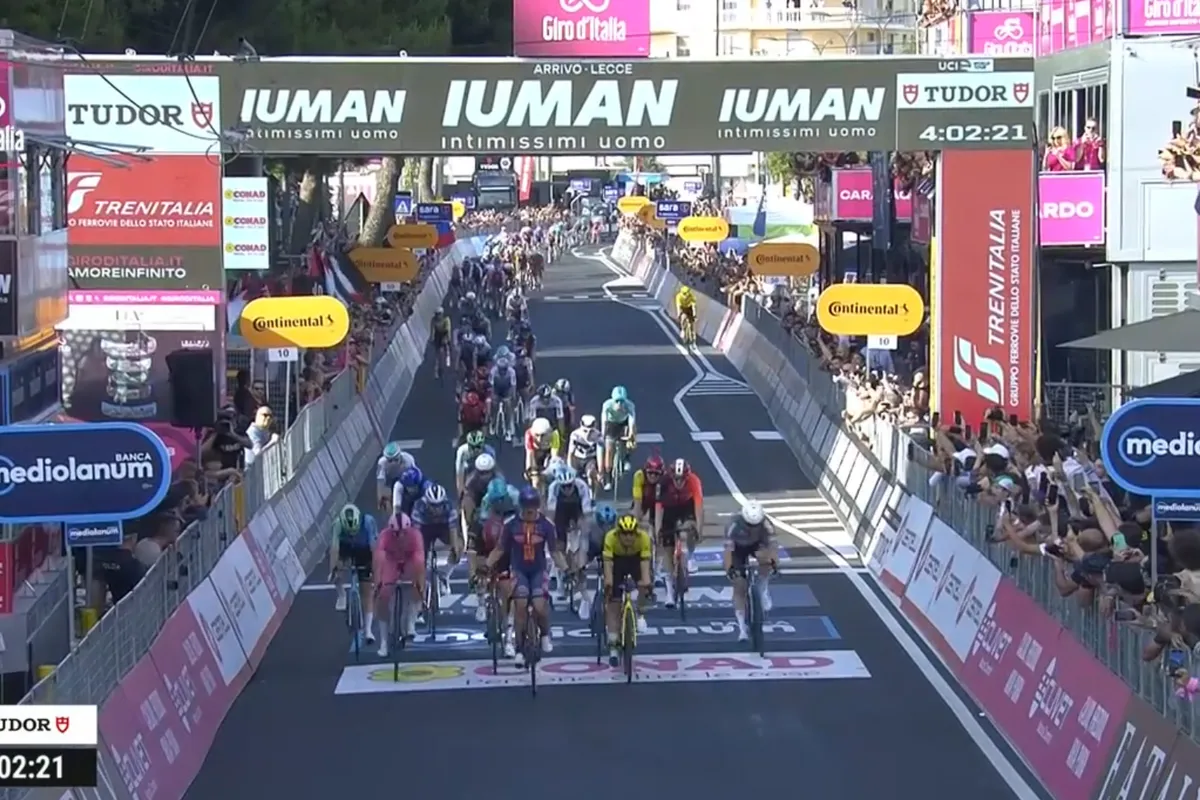 Wat een verrassing! Casper van Uden is met waanzinnige sprint de snelste in vierde Giro-etappe, voor Kooij en Zijlaard