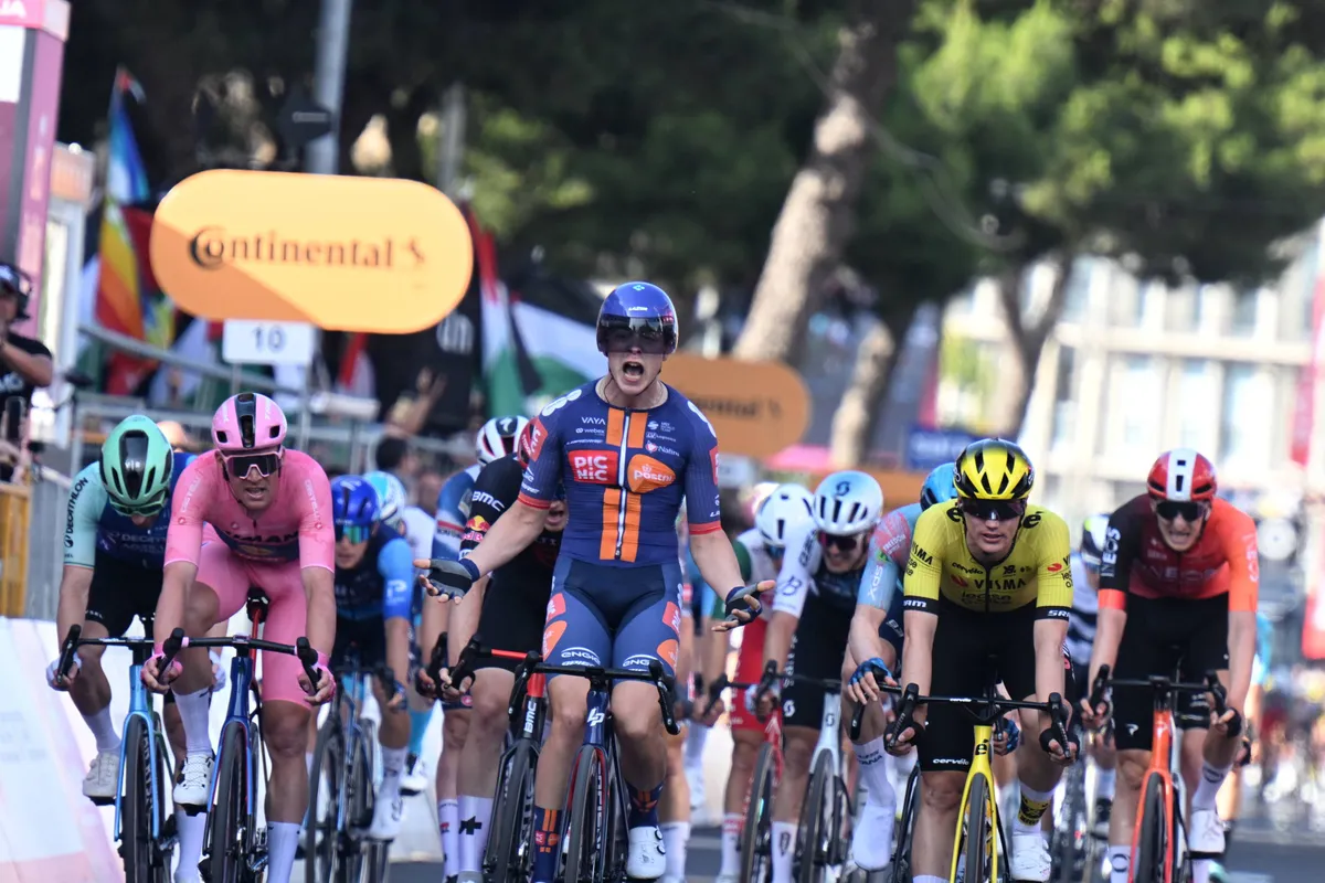 LIVE stage 6 Giro d'Italia 2025 | Who grabs the first slice of pizza Napoletana in a familiar finale for Kooij?