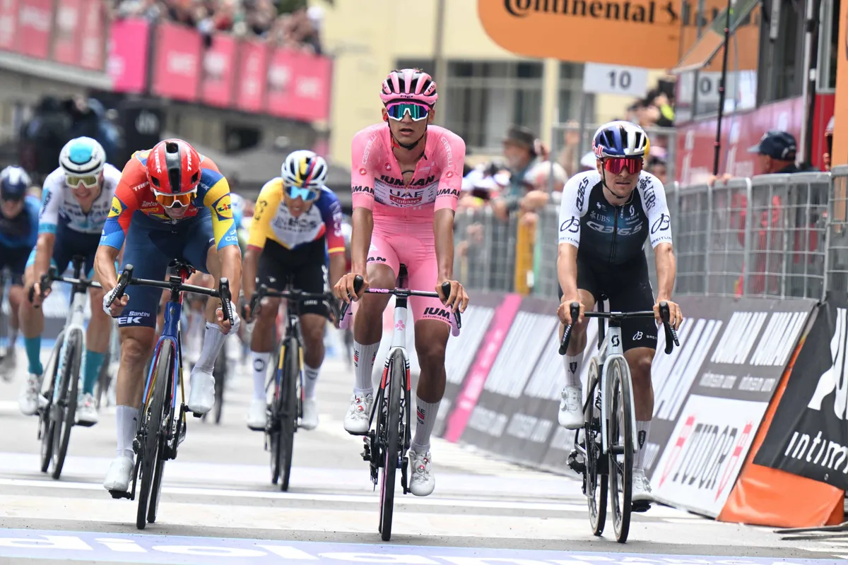 🎥 Samenvatting etappe 11 Giro d'Italia 2025: Klassementsmannen leggen elkaar vuur aan de schenen