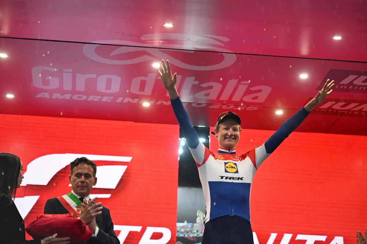 LIVE | Nederlands kampioenschap tijdrijden: harde wind extra element in strijd om rood-wit-blauw