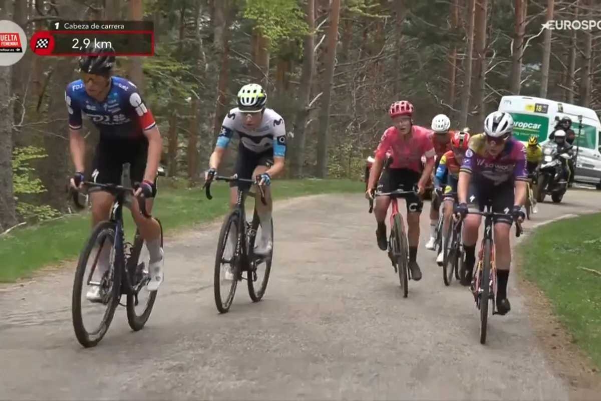 Vollering demarreert uit het wiel van Van der Breggen op steile slotklim, wint solo etappe 5 Vuelta Femenina en is nieuwe leidster